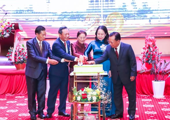 ທ່ານຮອງປະທານປະເທດ ສະເຫຼີມສະຫຼອງວັນຊາດ ສສ ຫວຽດນາມ ຄົບຮອບ 80 ປີ